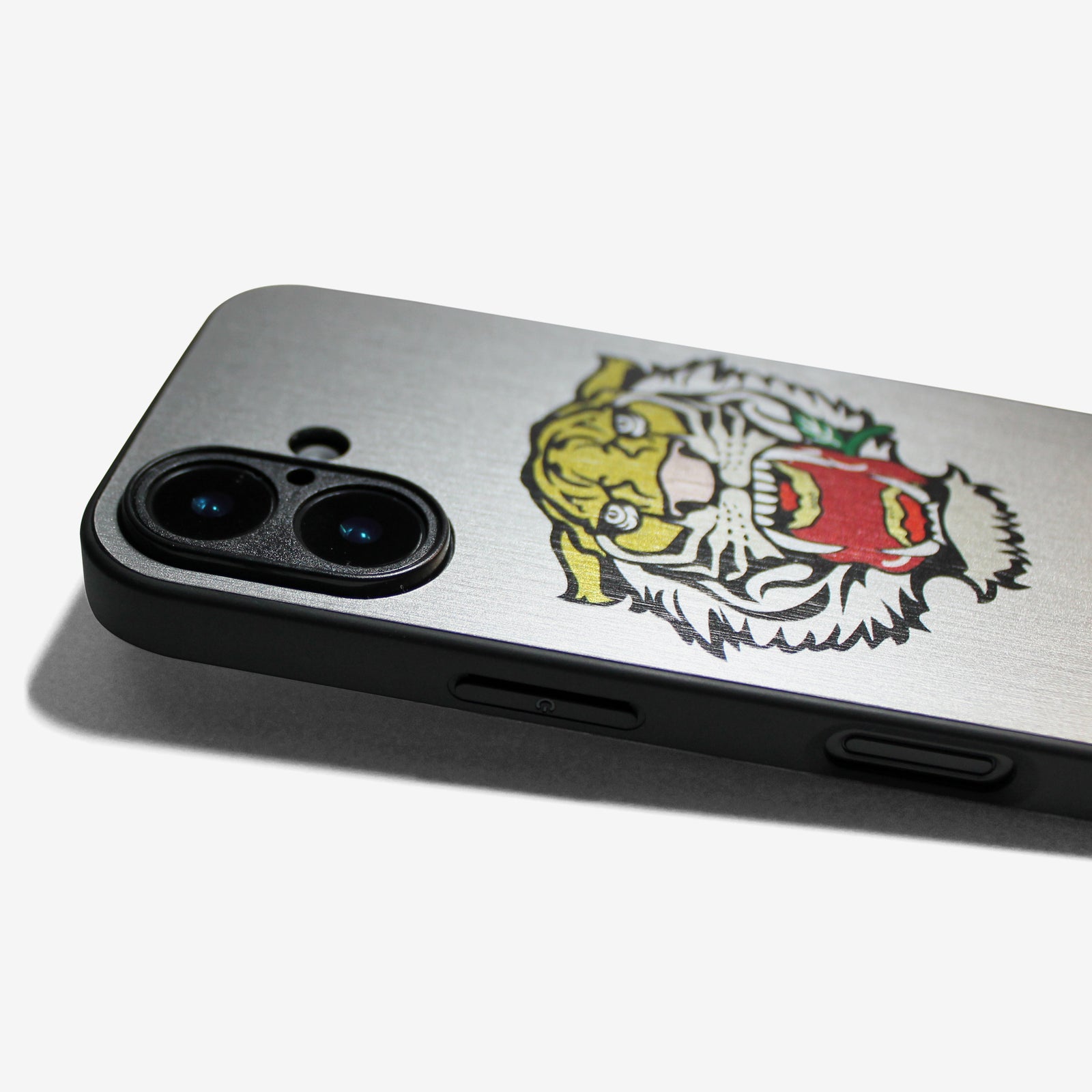 A good all】iPhoneケース まるで金属 カメラフルカバーver. タイガー 